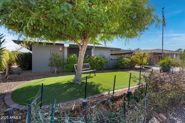 single story home with a front yard