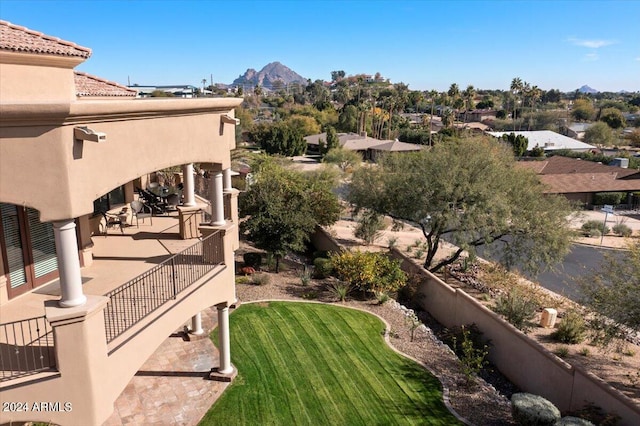 view of yard with a mountain view