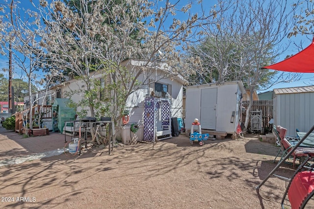 view of yard featuring a storage unit