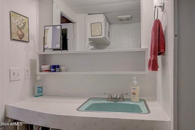 bathroom featuring sink