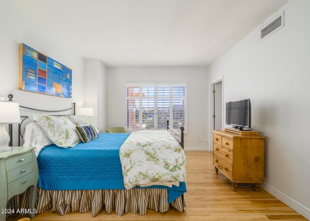 2201 N Central Ave Unit 4E, Phoenix, AZ 85004 - bedroom featuring light wood finished floors and baseboards