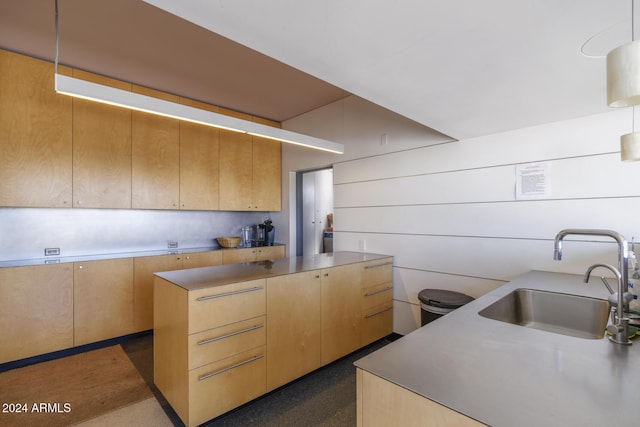 2201 N Central Ave Unit 4E, Phoenix, AZ 85004 - kitchen featuring a sink and light brown cabinetry