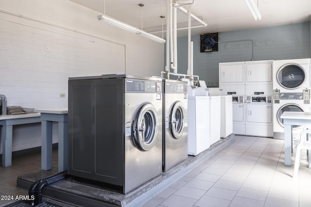 2201 N Central Ave Unit 4E, Phoenix, AZ 85004 - community laundry room with stacked washer / dryer, tile patterned flooring, and independent washer and dryer