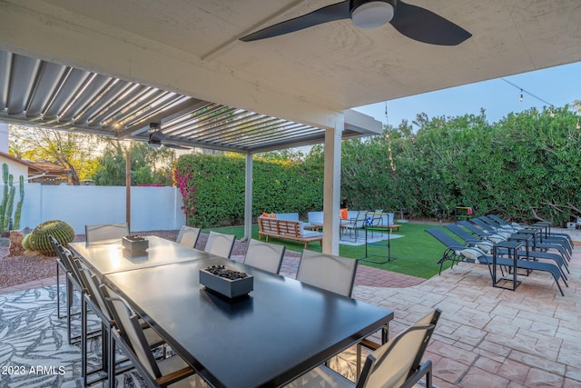 view of patio featuring ceiling fan and outdoor lounge area