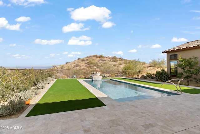 view of swimming pool featuring a yard