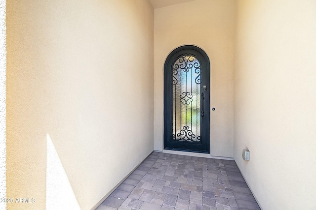 property entrance featuring stucco siding