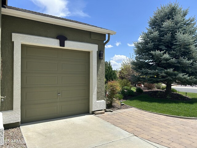 7554 E Circle Wagons Way, Prescott Valley, AZ 86315 - garage with concrete driveway