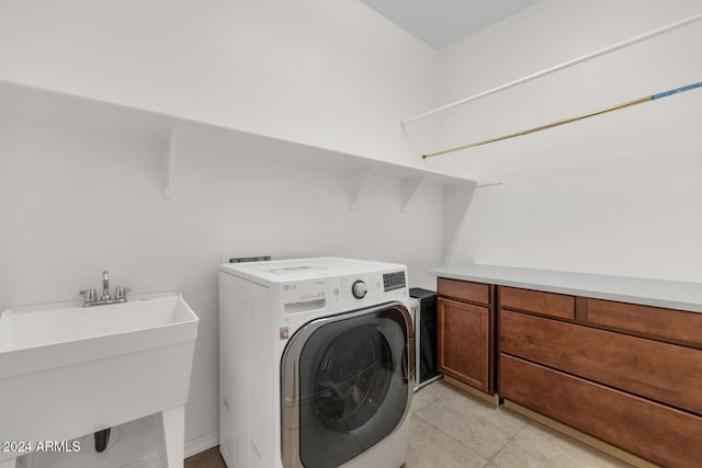 laundry room with washer / clothes dryer, sink, light tile patterned floors, and cabinets