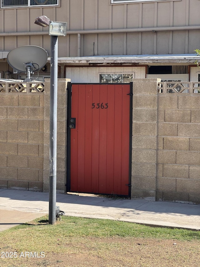 5363 N Black Canyon Highway, Phoenix, AZ 85015 - property entrance featuring fence