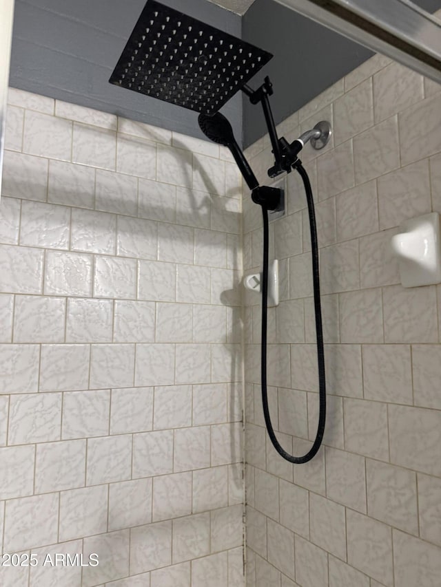 5363 N Black Canyon Highway, Phoenix, AZ 85015 - details featuring a tile shower