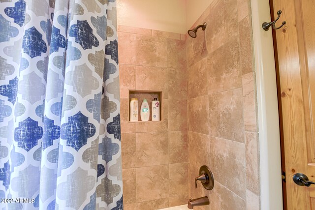 bathroom with shower / tub combo with curtain