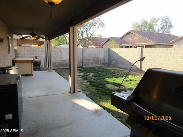 view of patio featuring a fenced backyard and a ceiling fan