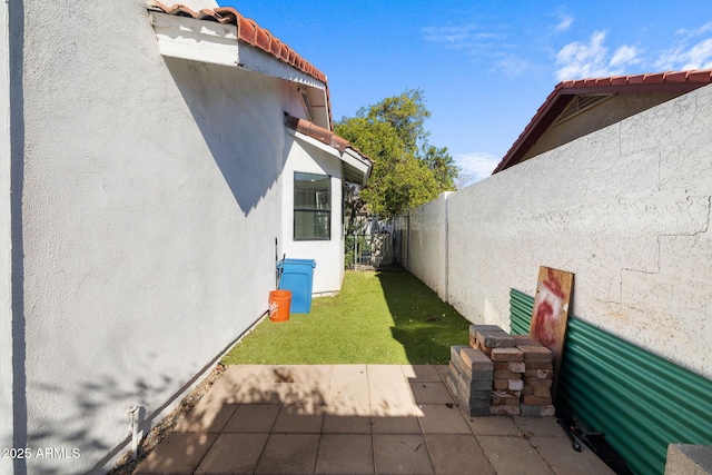 view of yard featuring a patio area