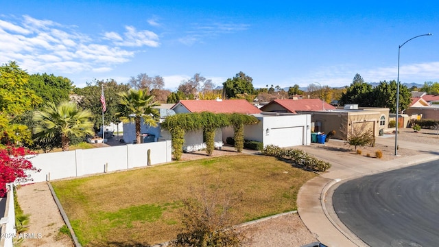 view of front of property featuring a front lawn