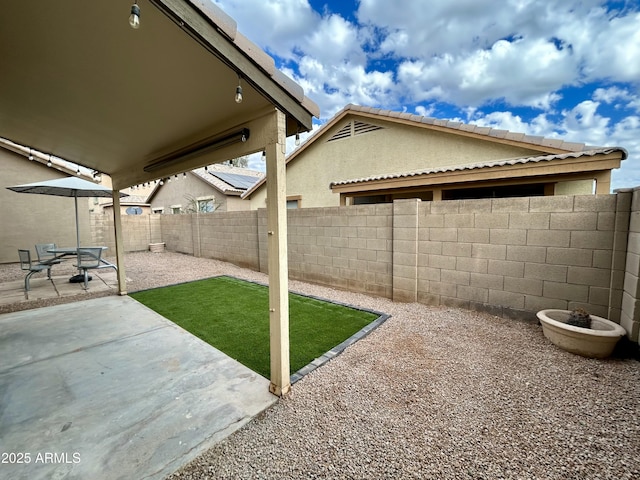 view of yard featuring a patio area