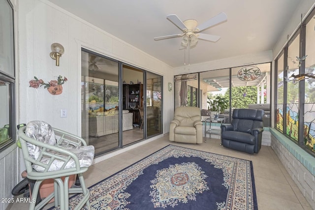 sunroom / solarium featuring a ceiling fan