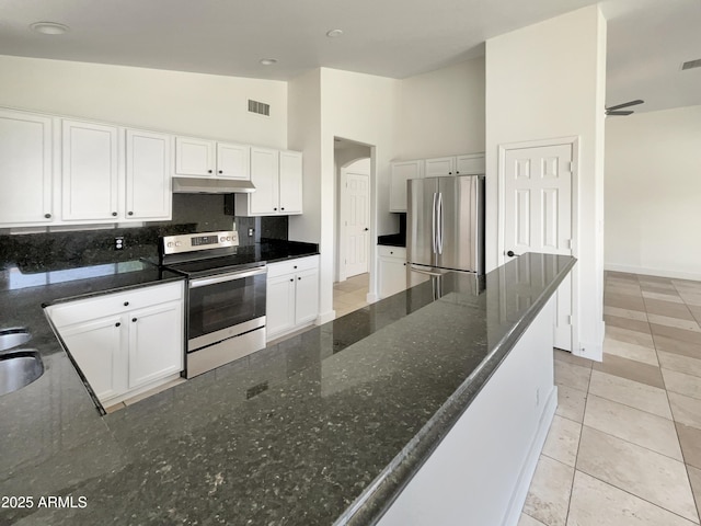 317 E Nunneley Rd, Gilbert, AZ 85296 - kitchen featuring stainless steel appliances, under cabinet range hood, white cabinetry, tasteful backsplash, and a high ceiling