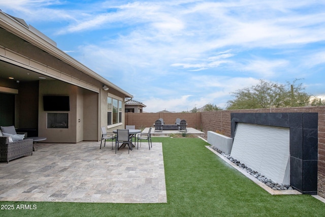 view of yard featuring a patio area