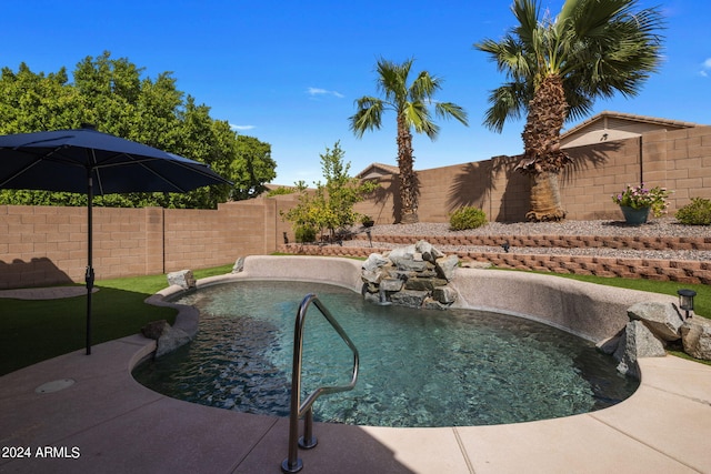 view of swimming pool