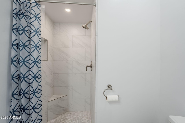 full bath with a tile shower, toilet, and recessed lighting