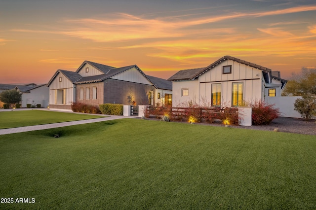 view of front of house featuring a lawn