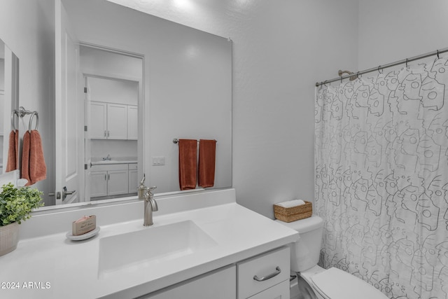 bathroom featuring a shower with shower curtain, vanity, and toilet