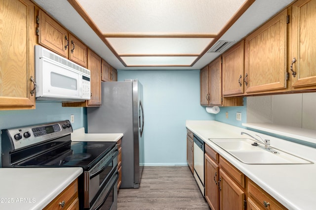 2146 W Isabella Ave Unit 131, Mesa, AZ 85202 - kitchen with a sink, white microwave, double oven range, baseboards, and visible vents