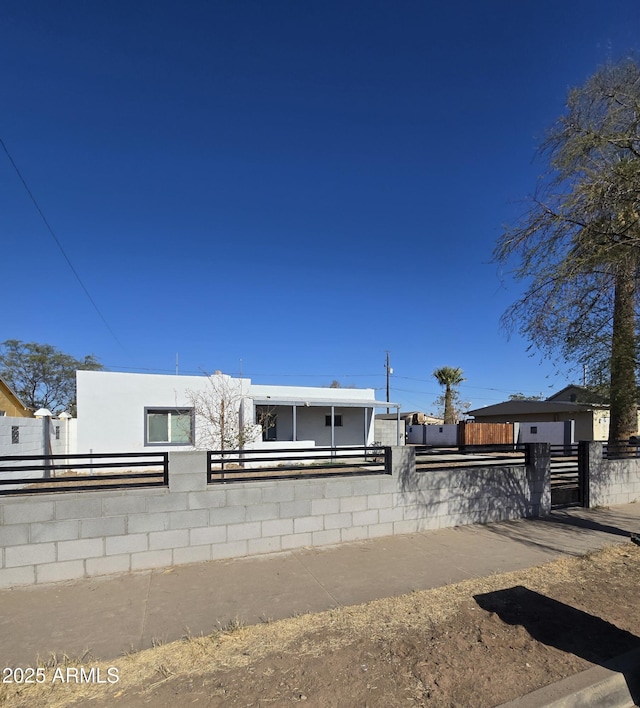 view of front of property with a fenced front yard