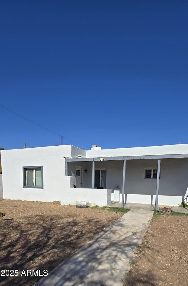 view of front facade featuring stucco siding