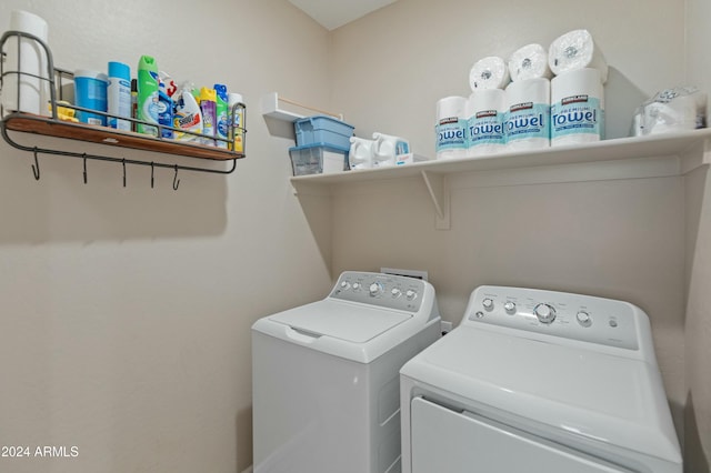 washroom featuring washing machine and clothes dryer