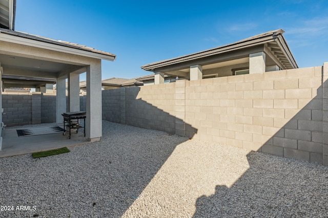 view of yard featuring a patio area