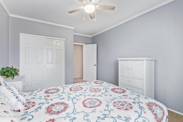 carpeted bedroom with ornamental molding, ceiling fan, and a closet