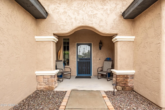 entrance to property featuring a patio area