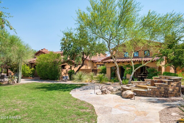 patio at night featuring outdoor lounge area