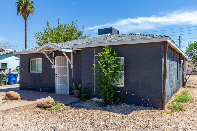 view of front of house with a patio