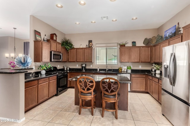 6202 E Mckellips Rd Unit 183, Mesa, AZ 85215 - kitchen featuring stainless steel appliances, a sink, a kitchen island, recessed lighting, and brown cabinetry