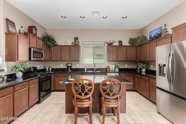6202 E Mckellips Rd Unit 183, Mesa, AZ 85215 - kitchen with stainless steel appliances, a sink, light tile patterned floors, a kitchen island, and recessed lighting