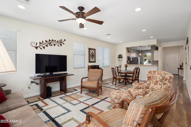 living room featuring visible vents, wood finished floors, recessed lighting, baseboards, and ceiling fan