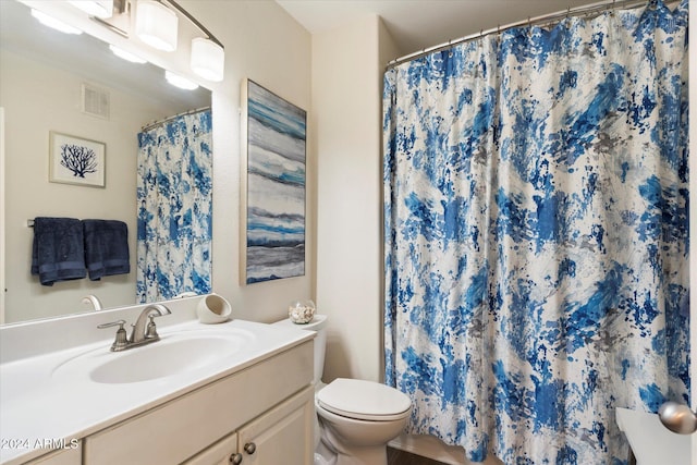 bathroom featuring a shower with curtain, vanity, and toilet