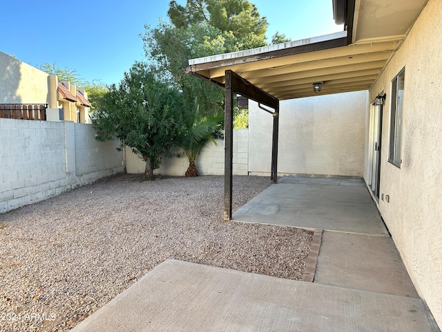 view of yard featuring a patio area