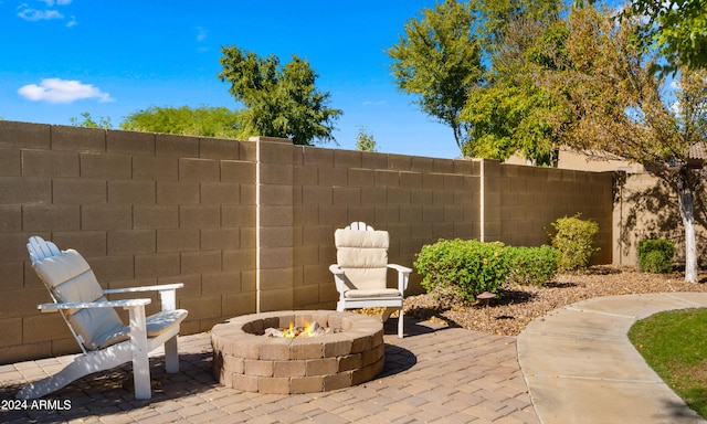 view of patio with an outdoor fire pit