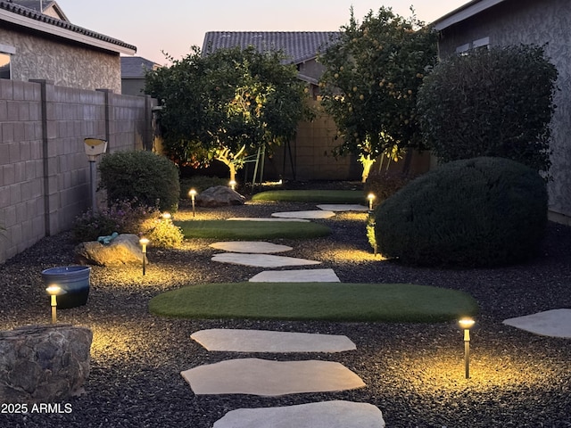 view of yard at dusk