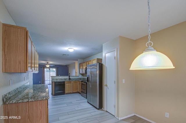 kitchen with pendant lighting, stainless steel appliances, light hardwood / wood-style floors, kitchen peninsula, and ceiling fan