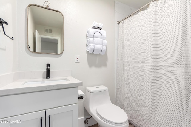 full bath featuring visible vents, curtained shower, toilet, and vanity