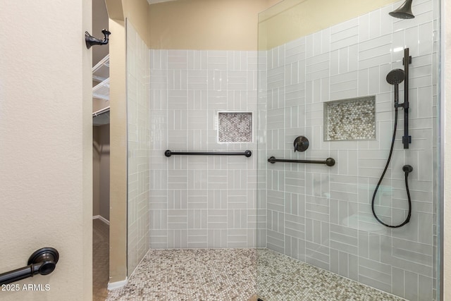 bathroom featuring tiled shower