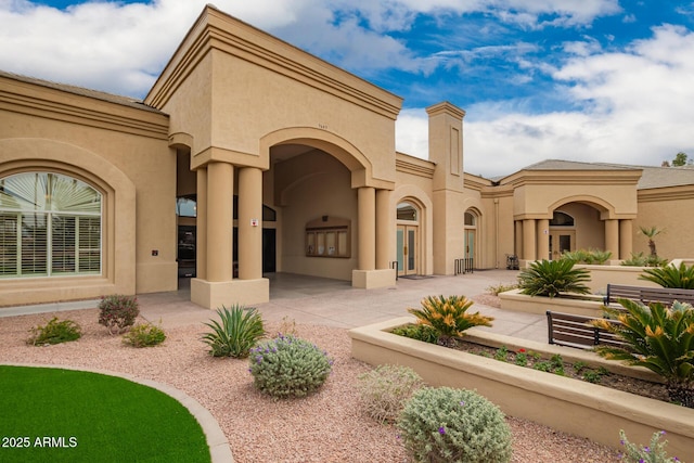 view of front facade featuring stucco siding