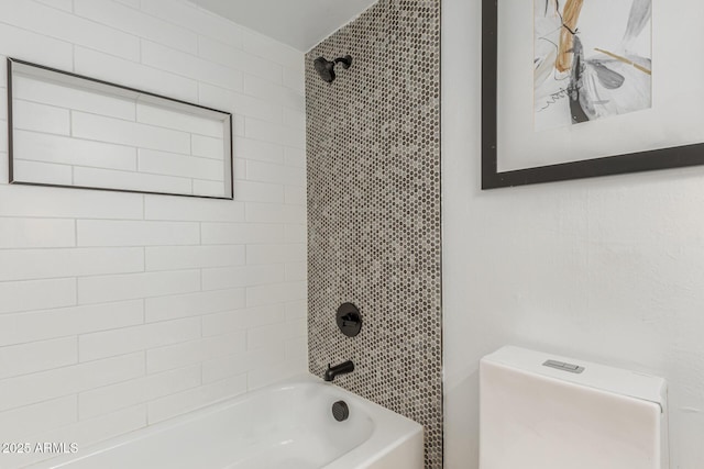 bathroom with tiled shower / bath