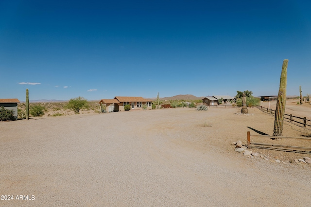 view of yard with a mountain view