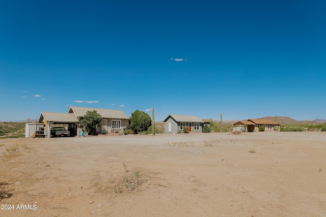 view of yard with a carport and a mountain view