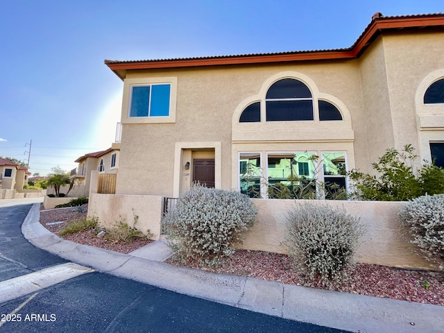 view of front facade with stucco siding